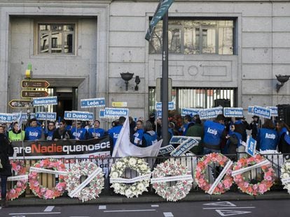 Funcionarios de prisiones protestan frente a la sede de Instituciones Penitenciarias en Madrid.