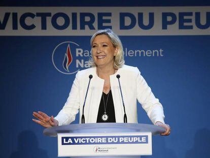 La l&iacute;der de Reagrupaci&oacute;n Nacional -nueva marca del Frente Nacional-, Marine Le Pen, comparece en Par&iacute;s tras los primeros sondeos que le dan la victoria.