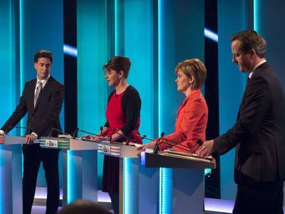 Leanne Wood toma la palabra, rodeada por Ed Miliband, Nicola Sturgeon y David Cameron, durante el debate televisivo este jueves.