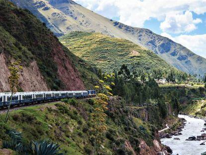 El tren es el único medio de acceso a Machu Picchu. Peru Rail, Belmond Hiram Bingham e Inca Rail ofrecen trayectos hasta Aguas Calientes desde el Valle Sagrado y Cuzco.