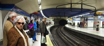 Pasajeros esperan la llegada del metro el pasado 29 de diciembre.