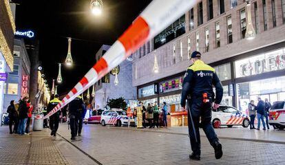 La policía acordona la zona donde tres personas fueron apuñaladas el viernes en La Haya (Holanda).