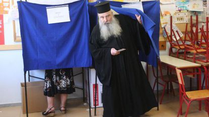 Un sacerdote ortodoxo vota hoy en Atenas.