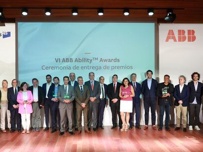 Foto de familia de los galardonados, finalistas y jurado de la sexta edición de los premios ABB Ability: Digitalización y Sostenibilidad.