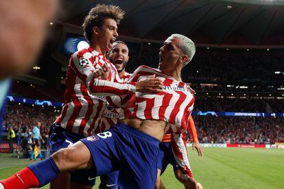 Los jugadores del Atlético celebran el gol de Griezmann ante el Oporto en la primera jornada de la Champions ante el Oporto, este miércoles en el Metropolitano.