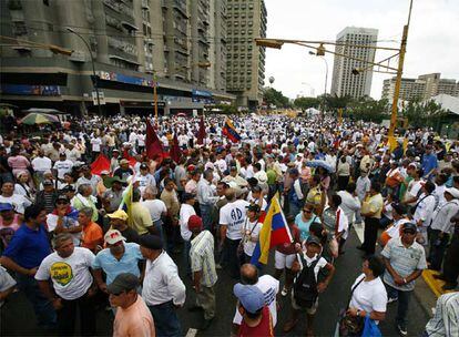 Seguidores de la oposición asisten a una marcha convocada en el marco del Día Internacional del Trabajo por las calles de Caracas (Venezuela). Decenas de personas resultaron heridas por la inhalación de gases usados por las fuerzas policiales al dispersar esta manifestación y tuvieron que ser atendidos por miembros de Proteccion Civil.