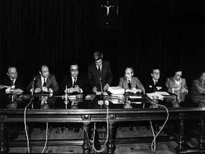 Manuel Fraga (AP), Miquel Roca (CDC), Gregorio Peces-Barba (PSOE), Gabriel Cisneros (UCD), José Pedro Pérez Llorca (UCD), Miguel Herrero de Miñón (AP) y Jordi Solé Tura (PCE), durante la firma del Proyecto de Constitución el 10 de abril de 1978.