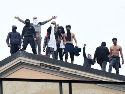 Reclusos de la cárcel San Vittore de Milán durante una protesta el 9 de marzo.