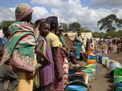 Mujeres y niñas hacen cola en un punto de agua en Eduardo Mondlane, un sitio de reasentamiento para personas desplazadas en la ciudad de Mueda, en la provincia de Cabo Delgado, en el norte de Mozambique.