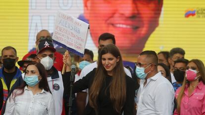 Camila Fabbri, esposa del empresario Alex Saab, durante un mitin en Caracas a favor del presunto testaferro de Maduro, este domingo.