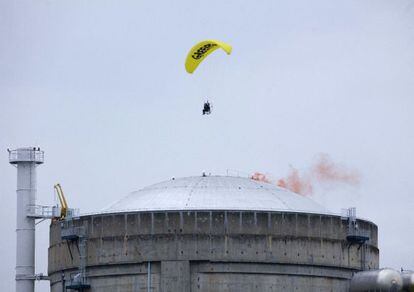 Un activista de Greenpeace sobrevuela en un ala delta con motor la central nuclear de Bugel, en el sureste de Francia.