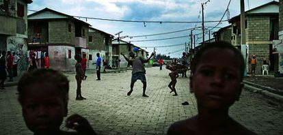 Los adultos deambulan, los niños juegan. En Cité Soleil transcurren los días sin que pase nada. Casi nadie trabaja y la violencia aumenta.