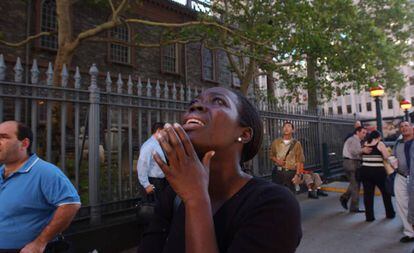 Una mujer mira a las Torres Gemelas el 11-S en Nueva York.