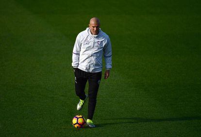 Zidane, este viernes en Valdebebas, en el último entrenamiento previo al clásico.