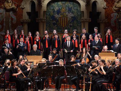 Lionel Meunier (a la derecha, con la partitura) dirige el inicio de la ‘La Pasión de san Mateo’ al coro infantil del Orfeó Català, el coro Vox Luminis y la Orquesta Barroca de Friburgo, el jueves en Barcelona.