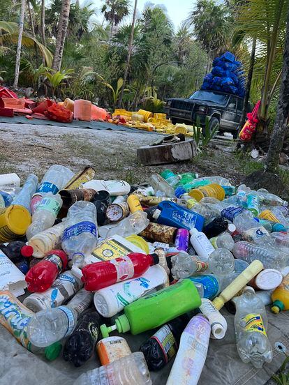 Envases plásticos recuperados de las costas de Tulum.