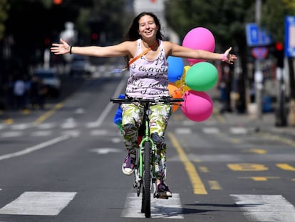 Una ciclista en Belgrado. 