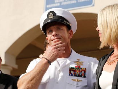 El suboficial de los Navy Seal Edward Gallagher. En vídeo, el secretario de la Armada de EE UU cesado por este caso.