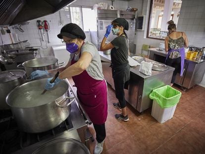 Las cocineras del colegio público Gómez Moreno de Granada preparan el menú en la cocina del centro.