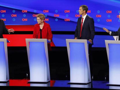 De izquierda a derecha, Bernie Sanders,Elizabeth Warren, Beto O'Rourke y John Hickenlooper, este martes, en el debate, en Detroit. En vídeo, sus declaraciones.