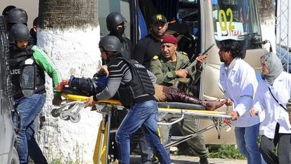 Los servicios de rescate y emergencias evacuan una víctima del atentado al Museo Bardo de Túnez, el pasado 18 de marzo.