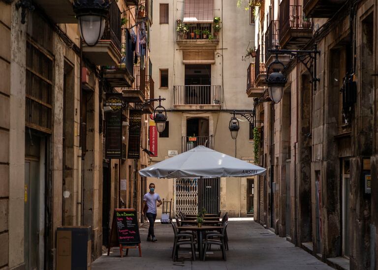 Ver en una terraza vacía en el centro de Barcelona el pasado mes de julio.