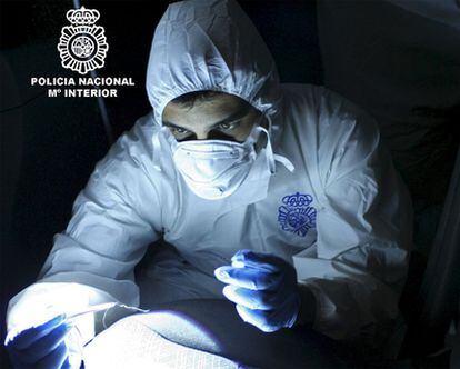 Imagen difundida por la policía sobre los análisis de ADN que realizan durante la investigación de delitos.