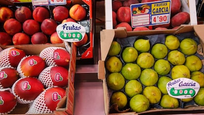 MADRID, 12/07/2023.- Precio de la fruta en un puesto de un mercado de Madrid