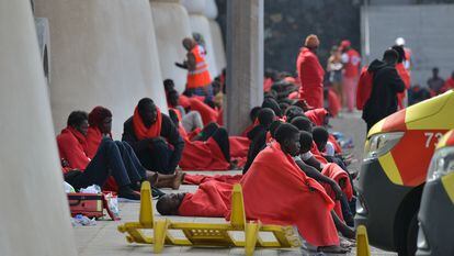 Migrantes llegados este martes al puerto de La Restinga, en El Hierro.