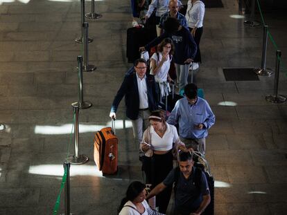 Varias personas hacen cola para coger un taxi en las inmediaciones de la terminal T4 del aeropuerto Adolfo Suárez-Madrid Barajas, el 30 de junio de 2023.