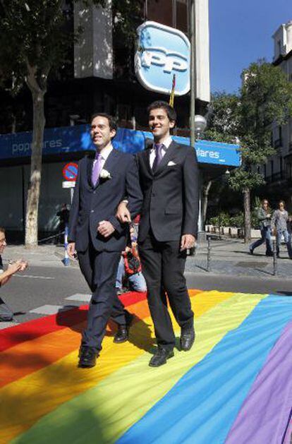 Protesta de gais y lesbianas, en 2010, ante la sede del PP. 