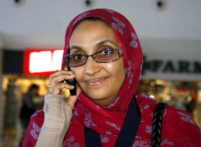 La activista saharaui, en el aeropuerto de Lanzarote.