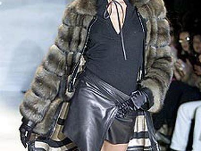La modelo Naomi Campbell desfila en las pasarelas de Milán con un abrigo de martas de Simoneta Ravizza.