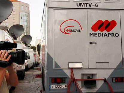 Una unidad móvil de Mediapro el sábado en el estadio del Sevilla.