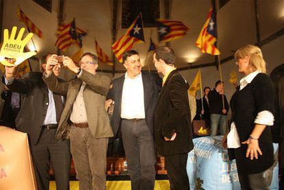 Joan Puigcercós (tercero por la izquierda) tras el mitin de ERC en La Seu d'Urgell (Lleida).