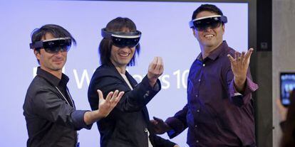 De izquierda a derecha: Joe Belfiore, Alex Kipman y Terry Myerson directivos de Microsoft, presentando sus gafas holográficas.
