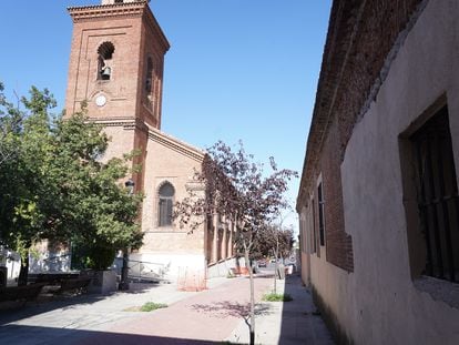 Iglesia de San Matía de Hortaleza junto a las dependencias de los Paúles (derecha) donde se iba a construir el gimnasio