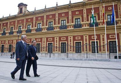 Javier Arenas pasea junto al alcalde de Sevilla en la sede del Gobierno andaluz. 
