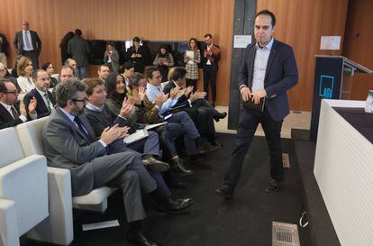 El concejal de urbanismo, José Manuel Calvo, habla en presencia de los portavoces municipales de PP, PSOE y Ciudadanos.