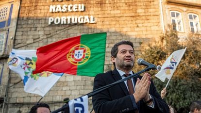 André Ventura, el candidato del partido ultra Chega, en un acto electoral en Guimarães este lunes.