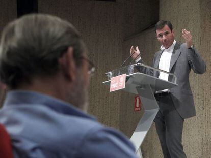 Tom&aacute;s G&oacute;mez da su discurso ante Jaime Lissavetzky.