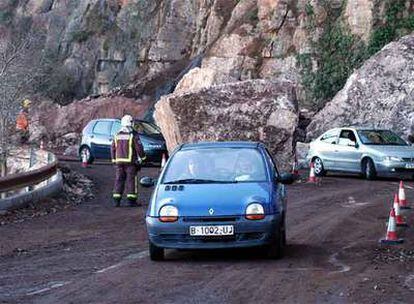 Uno de los bloques de piedra desprendidos, en medio de la carretera BP-1121