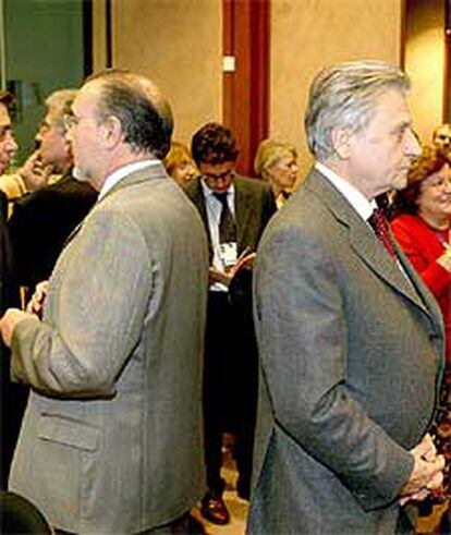 El comisario europeo de Asuntos Económicos y Monetarios, Pedro Solbes, de espaldas al presidente del Banco Central Europeo, el francés Jean-Claude Trichet.