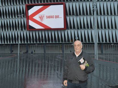 Eduardo Rodrigálvarez posa con uno de sus libros delante del estadio de San Mamés.