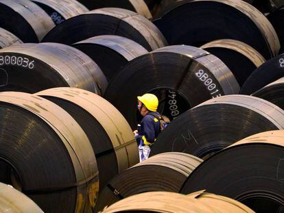 Un trabajador entre bobinas de acero en la planta siderúrgica ArcellorMittal, en Sestao (Bizkaia).