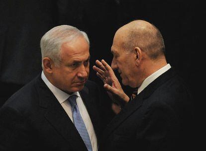 El primer ministro israelí, Benjamín Netanyahu (izquierda), escucha a su antecesor, Ehud Olmert.