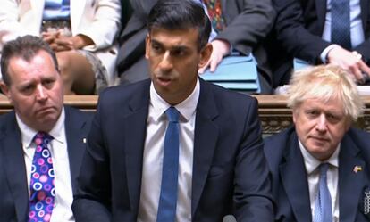 El ministro de Economía británico, Rishi Sunak, y Boris Johnson (detrás), en la Cámara de los Comunes este jueves.