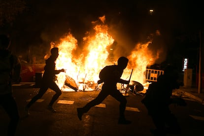 Una barricada en llamas durante los disturbios de octubre de 2019 en Barcelona.