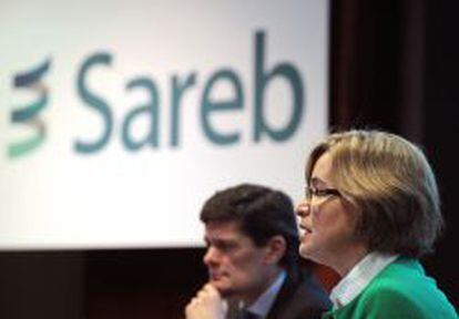 La presidenta de Sareb, Bel&eacute;n Romana (en primer plano), y el consejero delegado de la sociedad, Jaime Echegoyen.