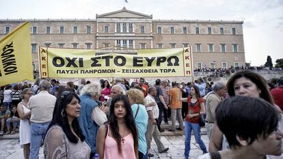 Pancarta de "No al Euro" en la protesta de Atenas.